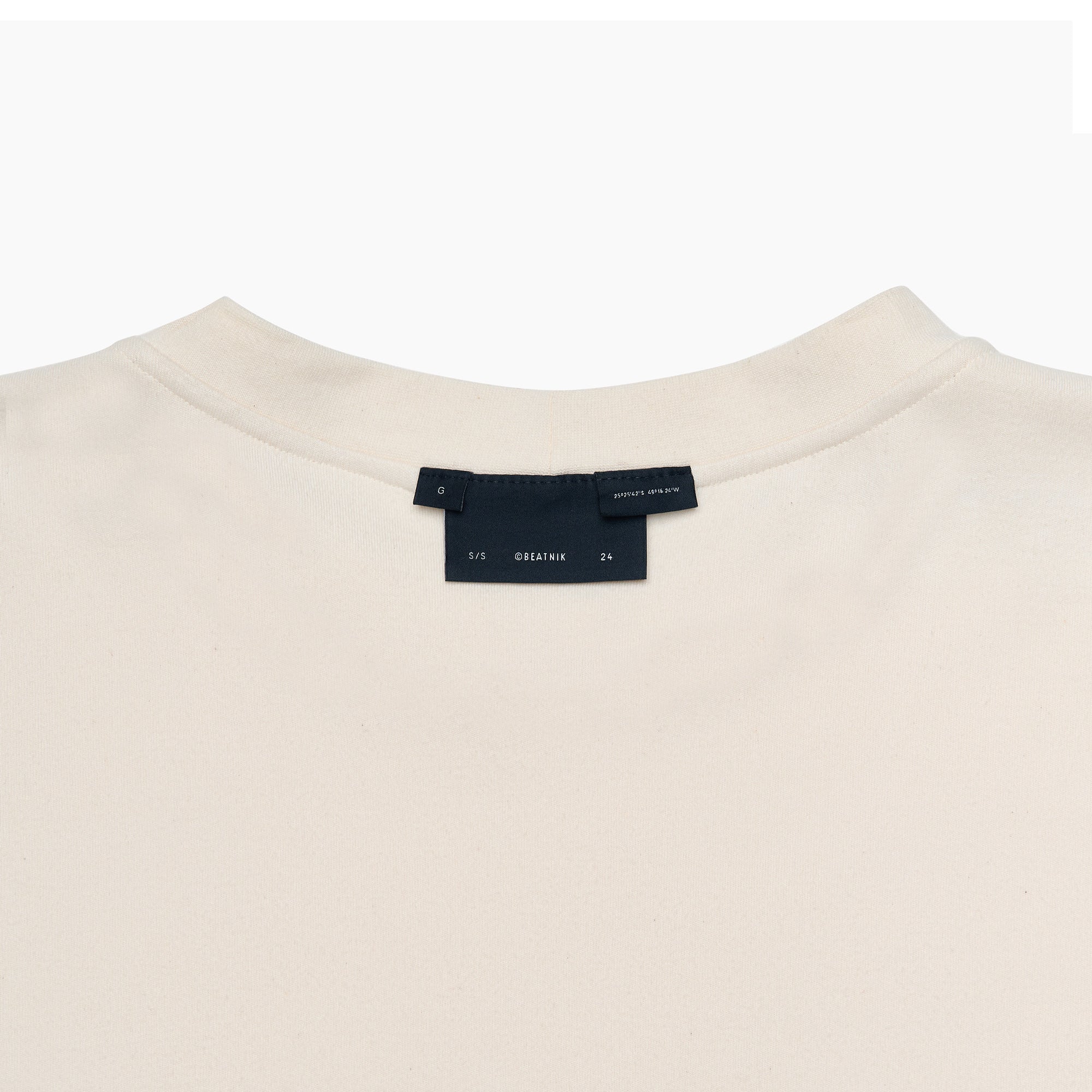 Camiseta Essentials Embroided – Off white
